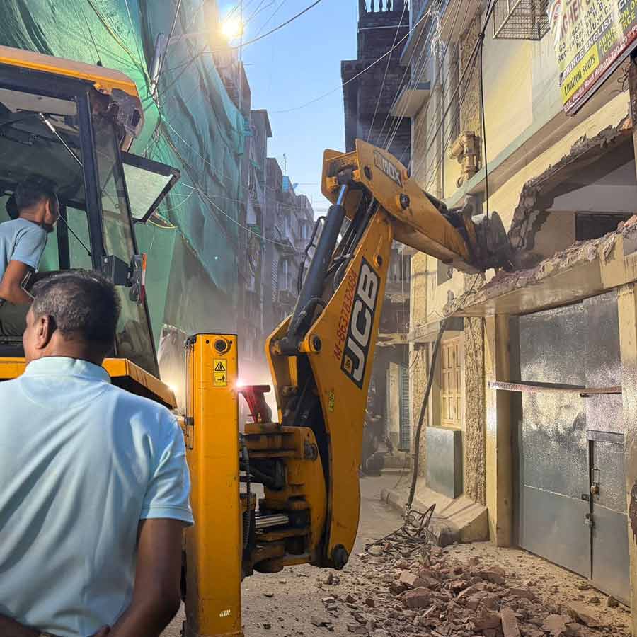 অগ্নিকাণ্ডের পরের দিন বুধবার বিকেলে তিলজলার কারখানার সামনে বুলডোজ়ার।
