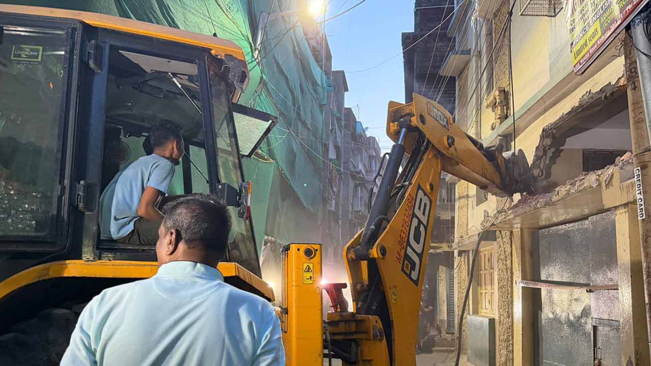 অগ্নিকাণ্ডের পরের দিন বুধবার বিকেলে তিলজলার কারখানার সামনে বুলডোজ়ার।