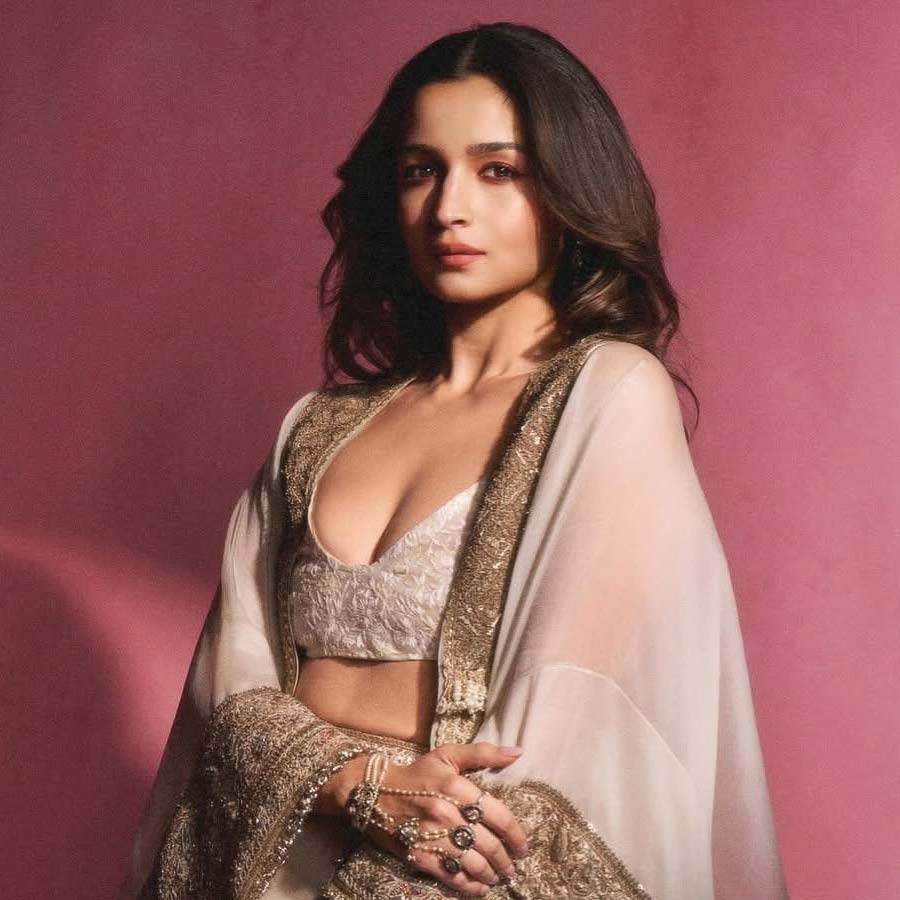 Alia Bhatt Looks Irritated As Fans & Photographers Block Her Way At Cannes dgtl