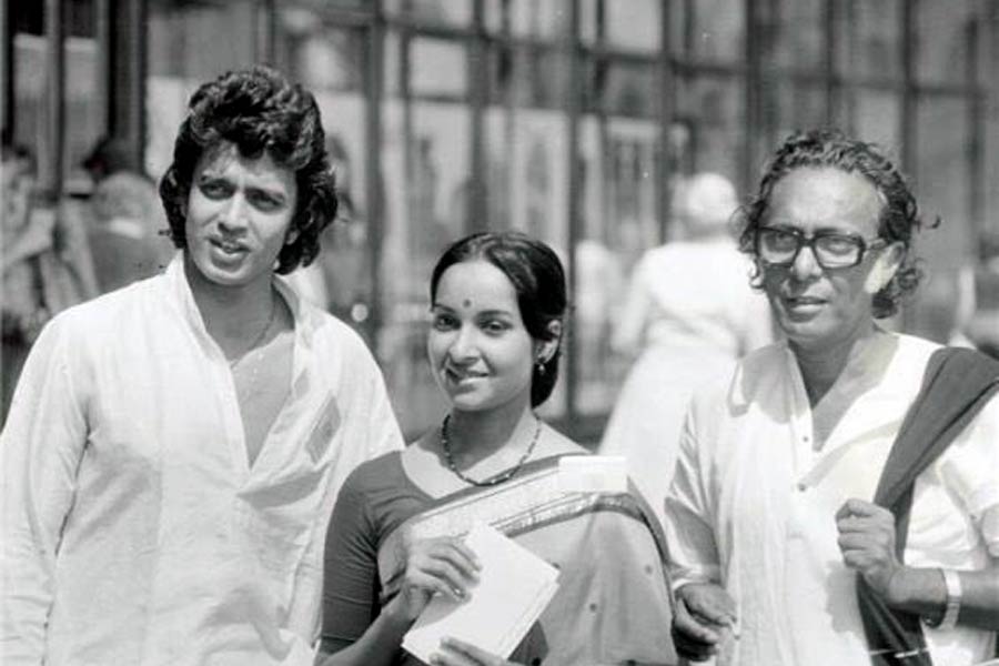 ‘মৃগয়া’ ছবির ক্যামেরার পিছনে।