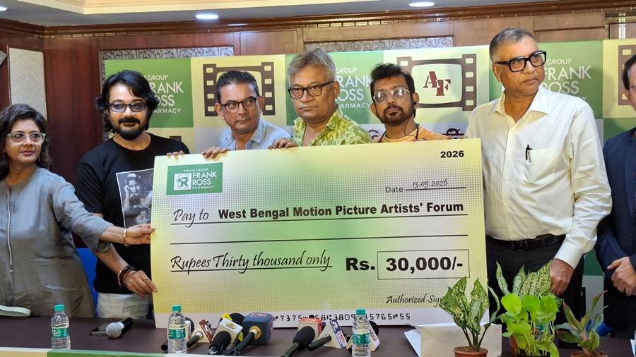 আর্টিস্ট ফোরামের হাতে ত্রিশ হাজার টাকার চেক তুলে দিল সংস্থা।