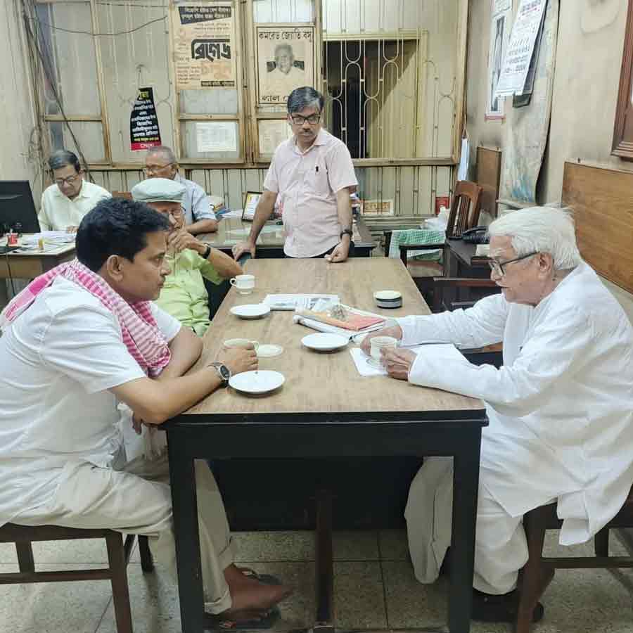 বিধানসভায় শপথ নেওয়ার পরে বর্ষীয়ান বাম নেতা বিমান বসুর সঙ্গে দেখা করলেন ডোমকলের সিপিএম বিধায়ক মুস্তাফিজুর রহমান (রানা)।