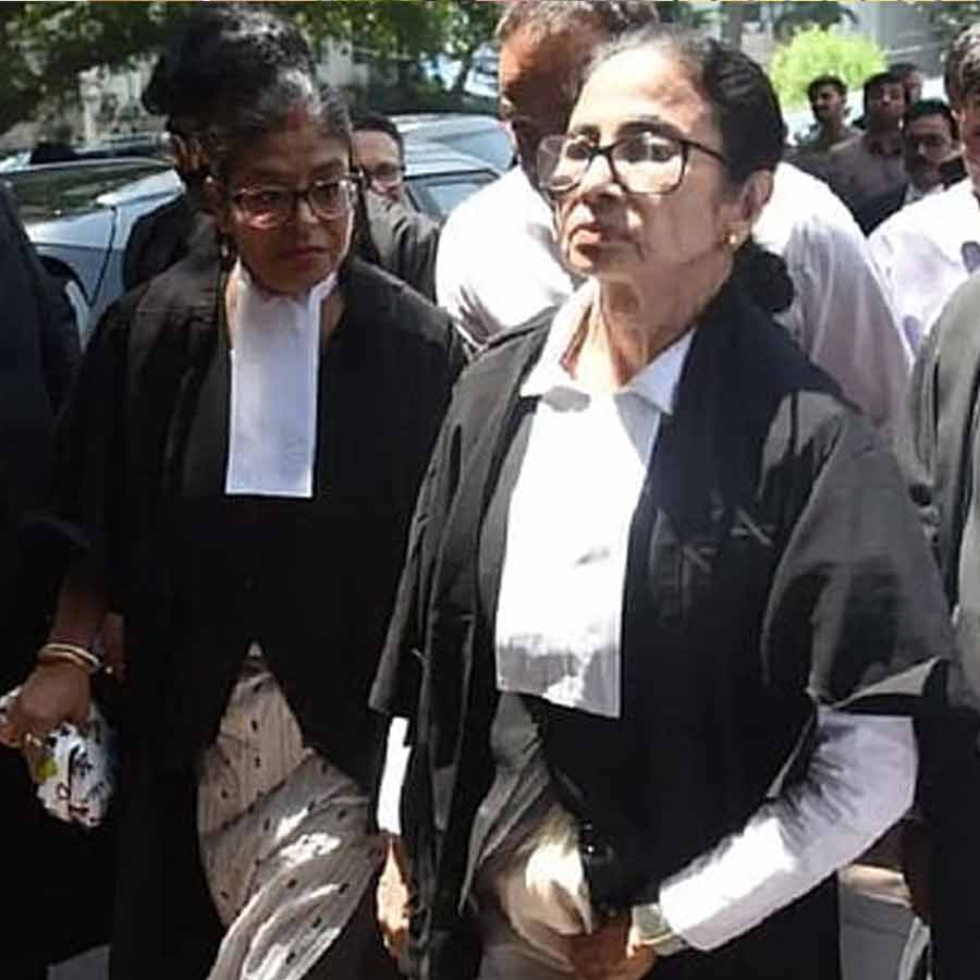 আইনজীবী বেশে হাই কোর্টে প্রাক্তন মুখ্যমন্ত্রী মমতা বন্দোপাধ্যায়।