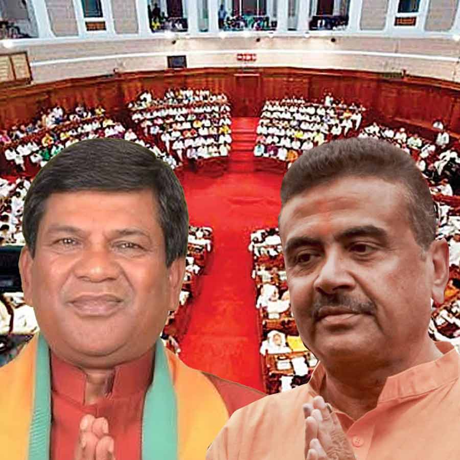 (বাঁ দিকে) বিজেপি মনোনীত স্পিকার পদপ্রার্থী রথীন্দ্র বসু এবং মুখ্যমন্ত্রী শুভেন্দু অধিকারী।