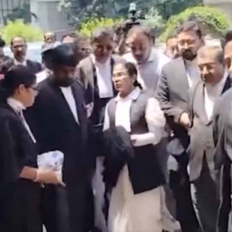 Protest in front of Former CM Mamata Banerjee in Calcutta High Court premises dgtl