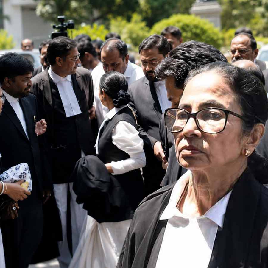 কলকাতা হাই কোর্ট চত্বরে তৃণমূলনেত্রী মমতা বন্দ্যোপাধ্যায়।