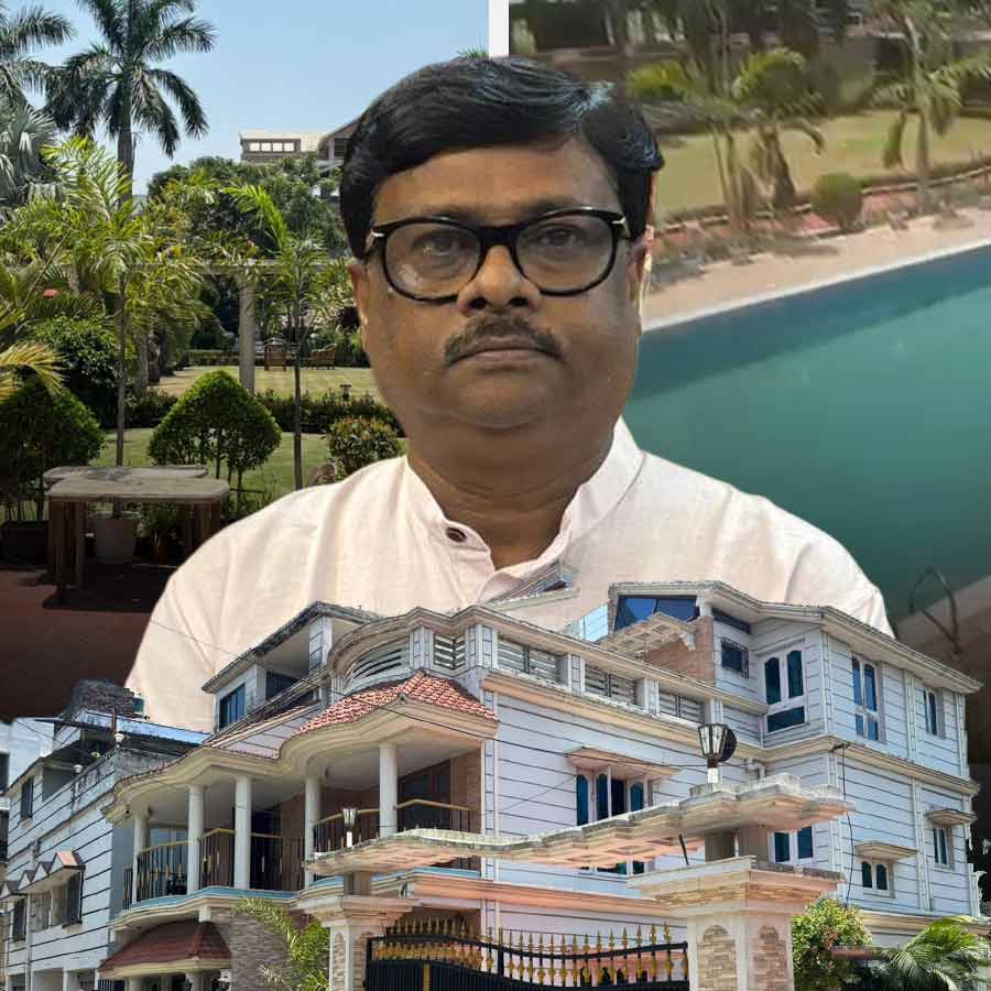 বিষ্ণুপুরের তৃণমূল বিধায়ক দিলীপ মণ্ডল। বৃহস্পতিবার পৈলানে তাঁর বাড়িতে হানা দেয় পুলিশ।