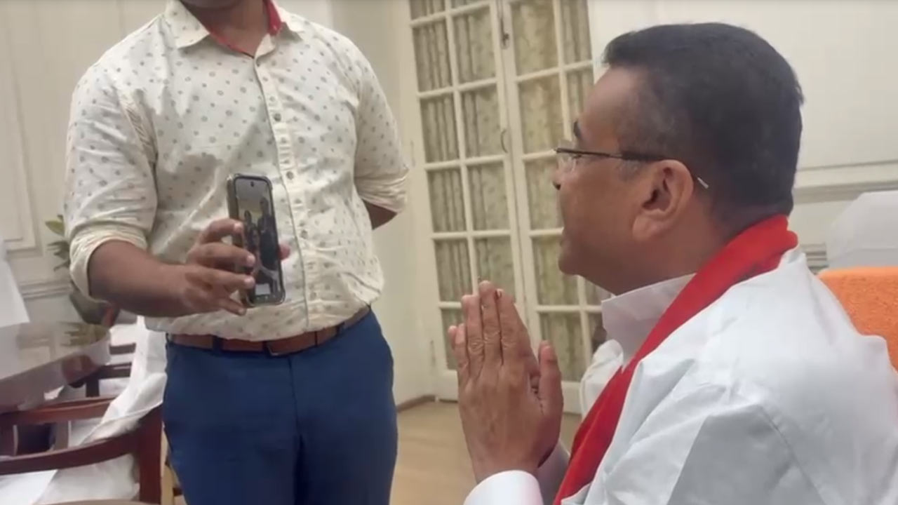 কৃতীদের সঙ্গে ভিডিয়ো কলে কথা বলছেন মুখ্যমন্ত্রী শুভেন্দু অধিকারী।