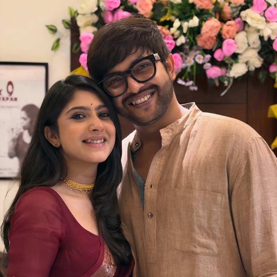 শুভস্মিতা-সৌরভের এই ছবি নিয়েই শোরগোল টলিপাড়ার অন্দরে। 