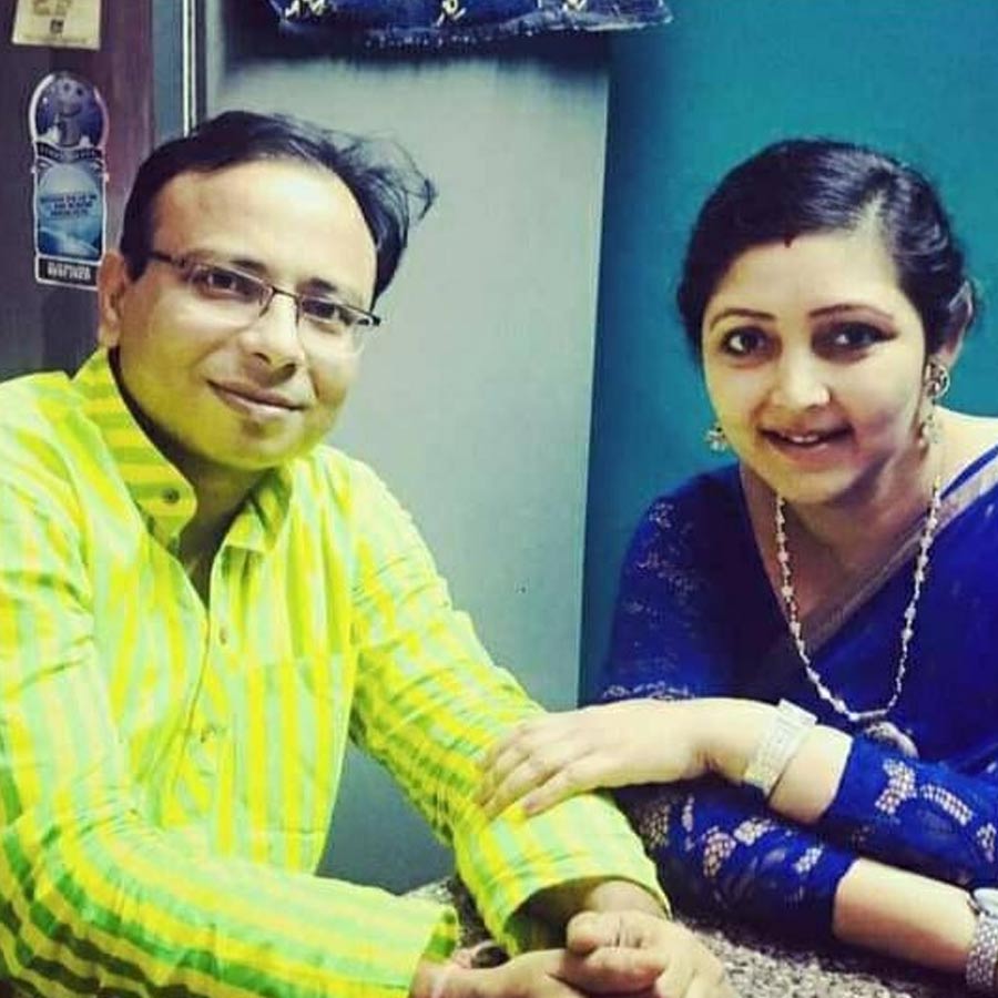 স্বামীর সঙ্গে পুষ্পিতা। 