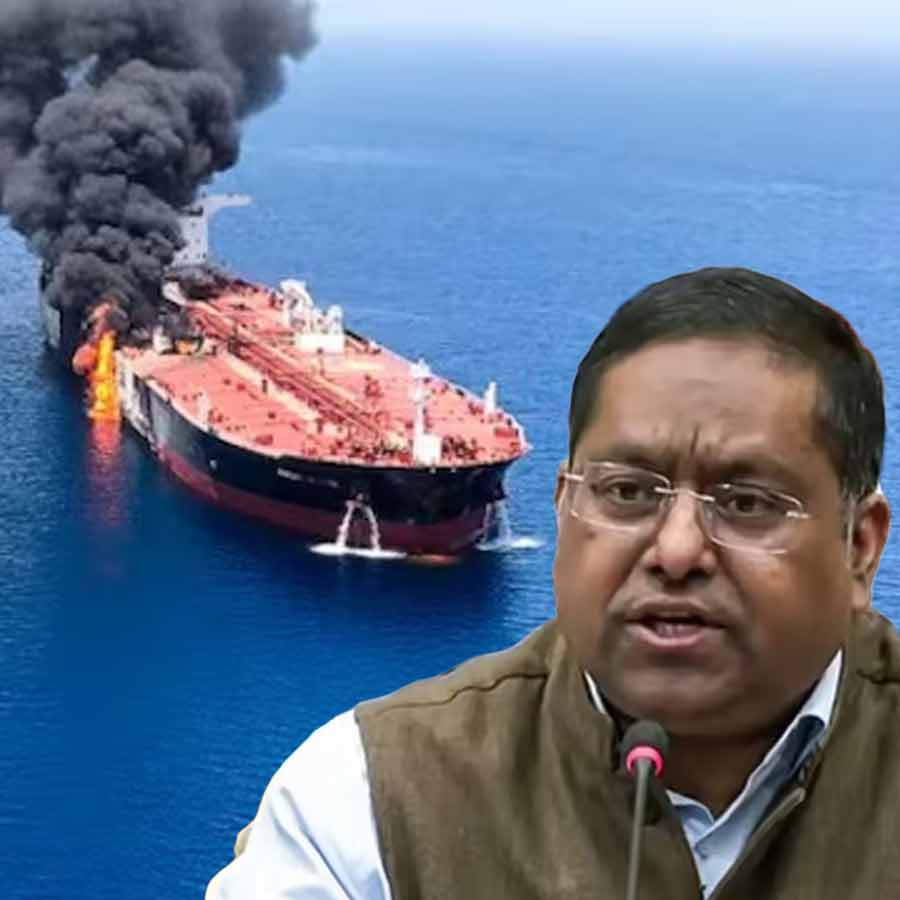 ওমান উপকূলে ভারতীয় পতাকাবাহী জাহাজের উপর হামলা নিয়ে কড়া বার্তা দিয়েছেন বিদেশ মন্ত্রকের মুখপাত্র রণধীর জয়সওয়াল।