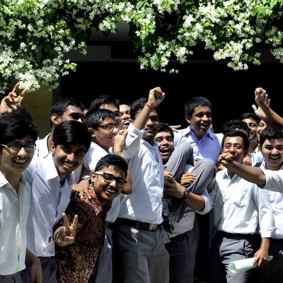 মাধ্যমিক এবং উচ্চ মাধ্যমিকে নজরকাড়া ফল রামকৃষ্ণ মিশনের।