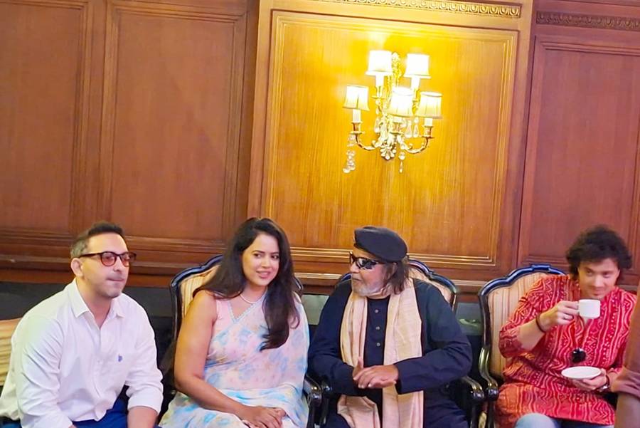 সাংবাদিকদের মুখোমুখি হওয়ার আগে টিম।