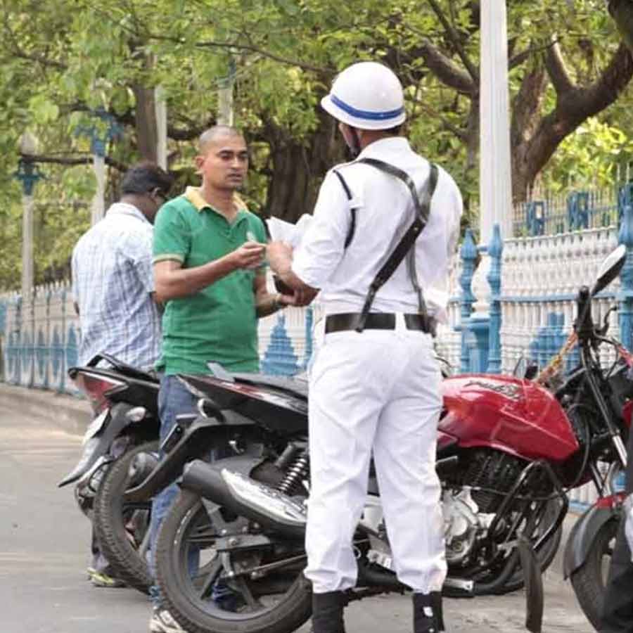 হেলমেট ছাড়া বাইক চালানো নৈব নৈব চ।