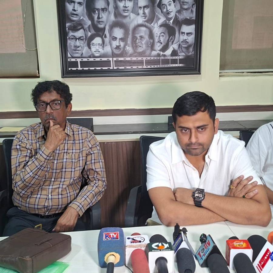 ইমপা-য় বিরোধীপক্ষের প্রযোজকদের বৈঠকে গৌতম ঘোষ, শতদীপ সাহা।