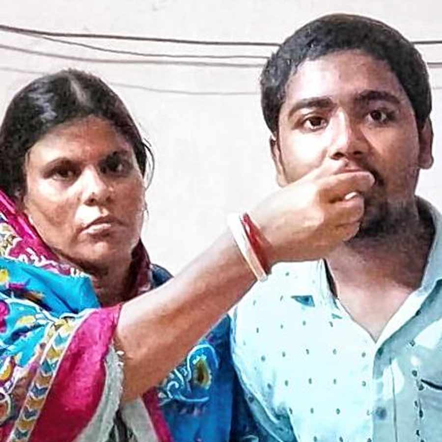 মায়ের সঙ্গে সাগর মণ্ডল।