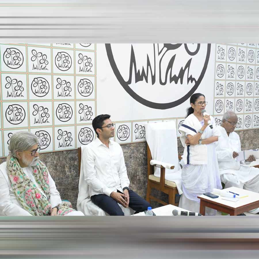 কালীঘাটের বৈঠকে তৃণমূল নেত্রী মমতা বন্দ্যোপাধ্যায় ও অভিষেক বন্দ্যোপাধ্যায়।