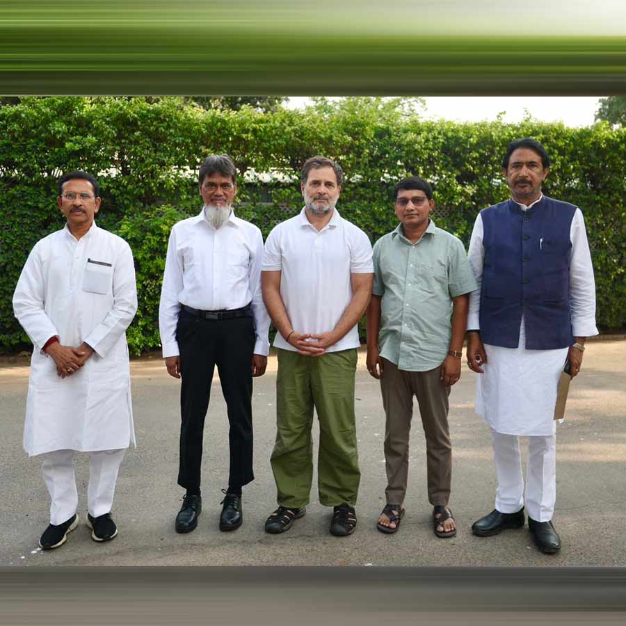 রাহুল গান্ধীর কাছে এ রাজ্য থেকে নির্বাচিত কংগ্রেসের বিধায়কেরা। দিল্লিতে।