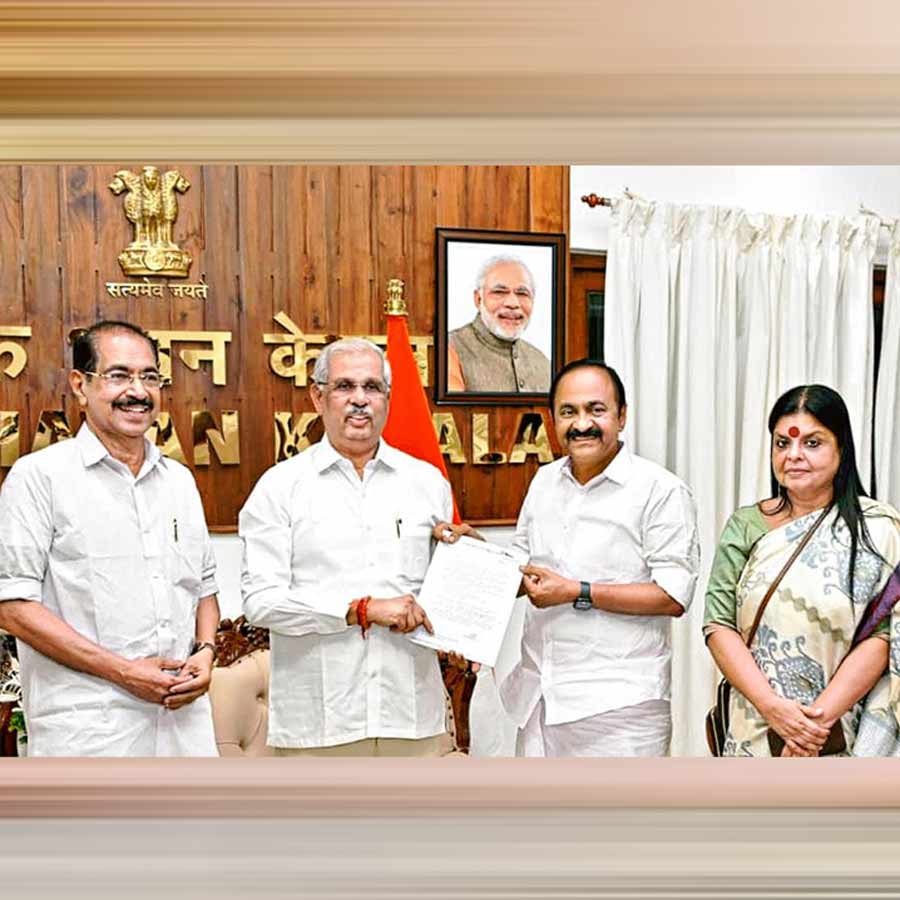 লোকভবনে রাজ্যপাল আর ভি অরলেকরের সঙ্গে কেরলের ভাবী মুখ্যমন্ত্রী ভি ডি সতীশন (ডান দিক থেকে দ্বিতীয়)।  উপস্থিত রয়েছেন কেরল প্রদেশ কংগ্রেস