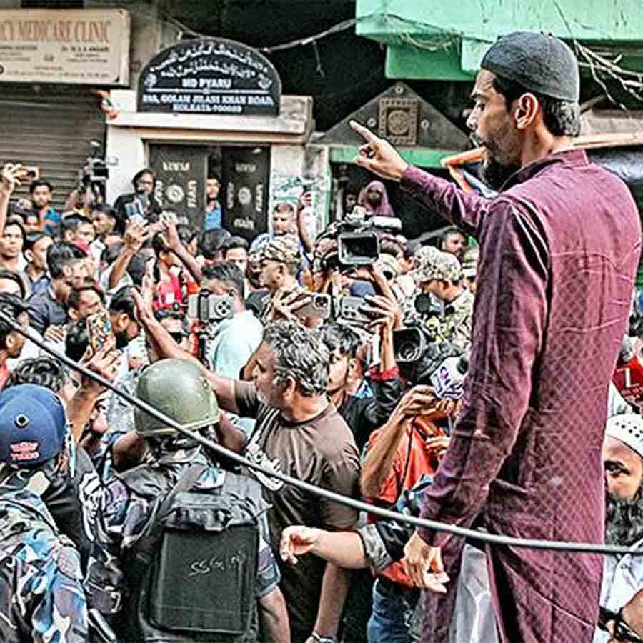 তিলজলায় ঘটনাস্থলে বিধায়ক নওশাদ সিদ্দিকীকে ঘিরে উত্তেজিত এলাকার লোকজন। বৃহস্পতিবার।