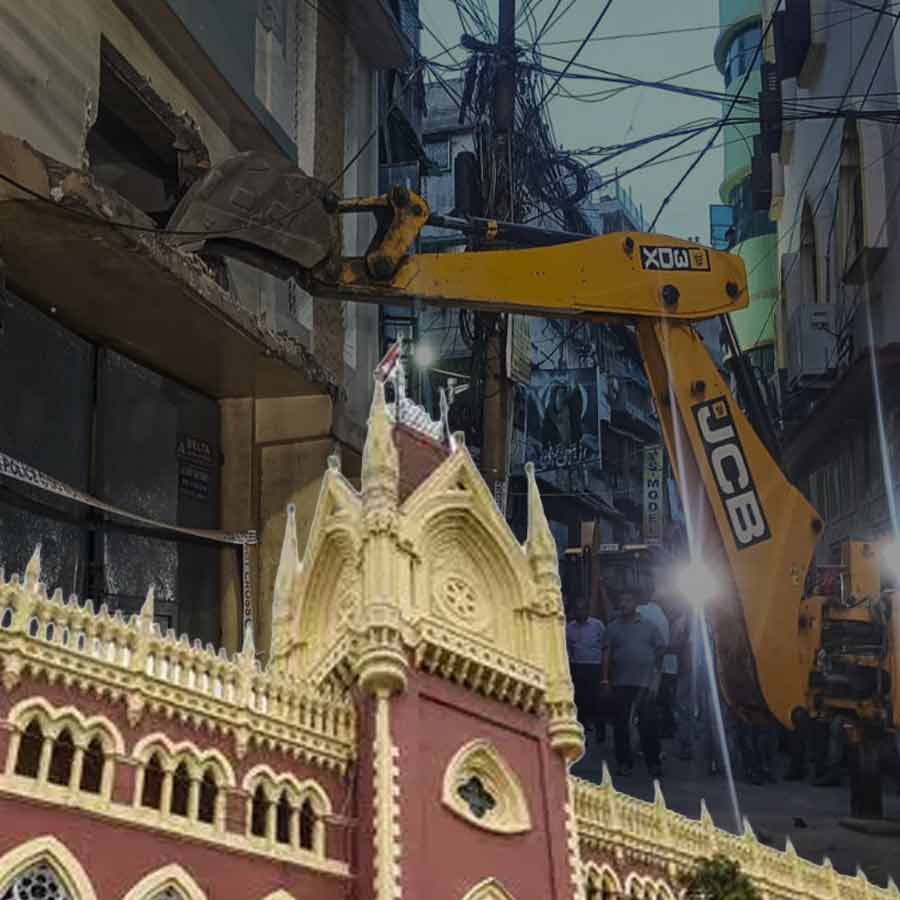 তিলজলা থানা এলাকায় বাড়ি ভাঙার উপর অন্তর্বর্তী স্থগিতাদেশ দিয়েছে কলকাতা হাই কোর্ট।