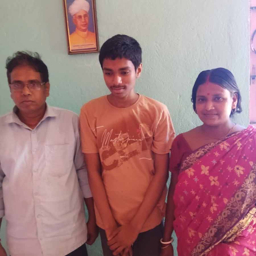 বাবা ও মায়ের সঙ্গে শুভঙ্কর। 