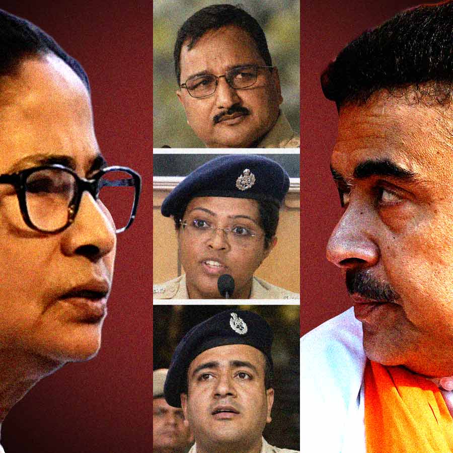 (বাঁ দিক থেকে) মমতা বন্দ্যোপাধ্যায়, বিনীত গোয়েল, ইন্দিরা মুখোপাধ্যায়, অভিষেক গুপ্ত  এবং শুভেন্দু অধিকারী।