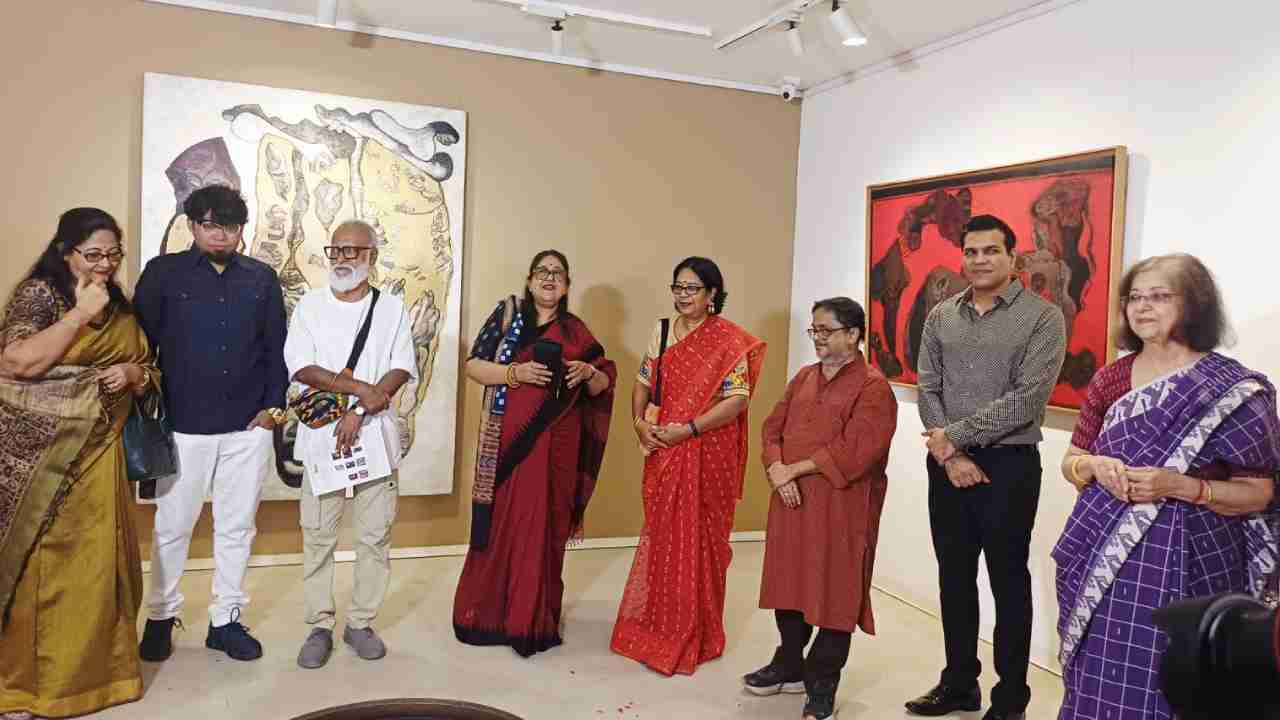 সিমা আর্ট গ্যালারিতে শিল্পী জয়া গঙ্গোপাধ্যায়ের ছবির প্রদর্শনীতে গুণিজনেরা।