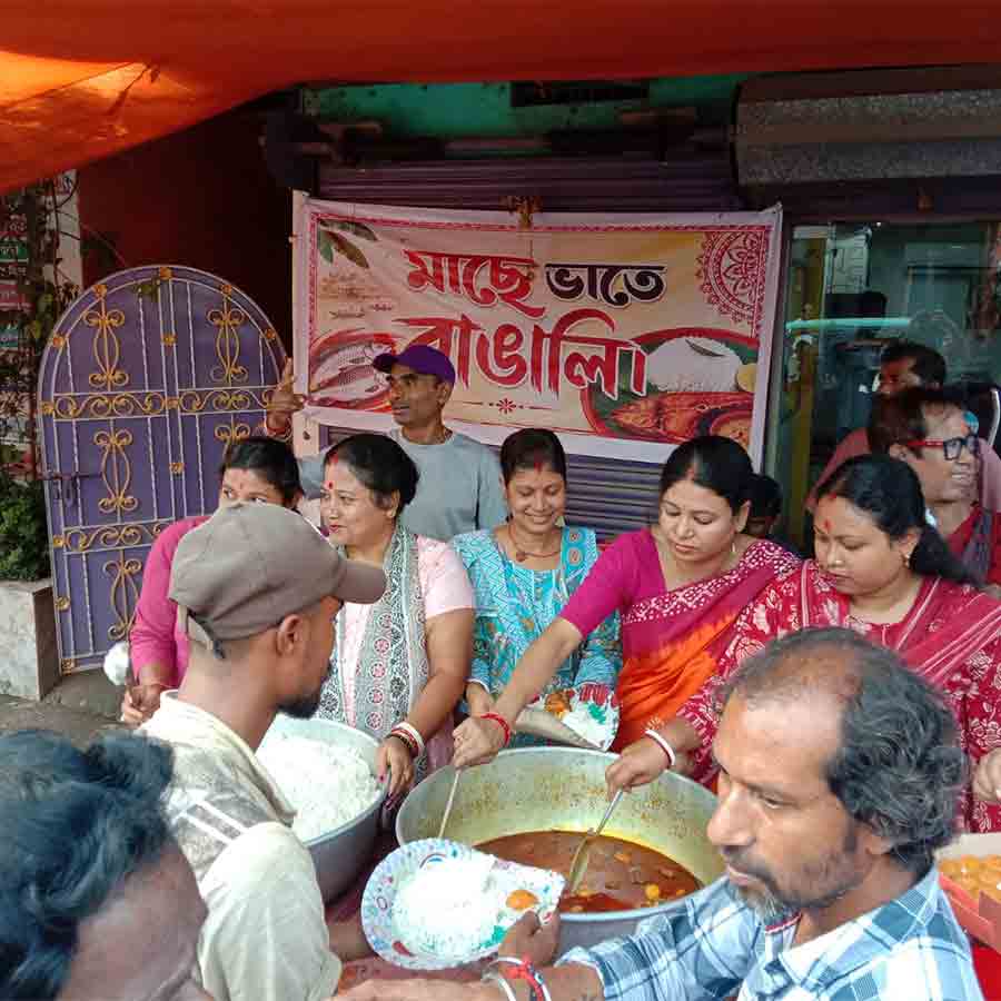 চলছে খাওয়াদাওয়া।