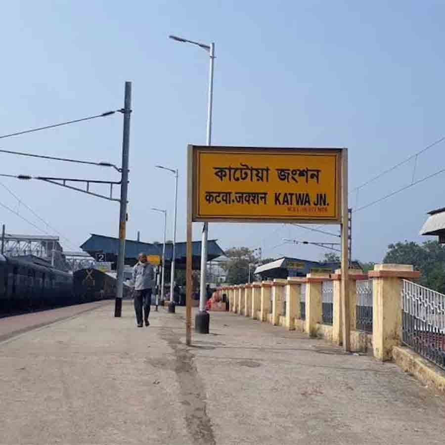 Clash between Mob and Indian railways personnel near Katwa station, several RPF injured dgtld