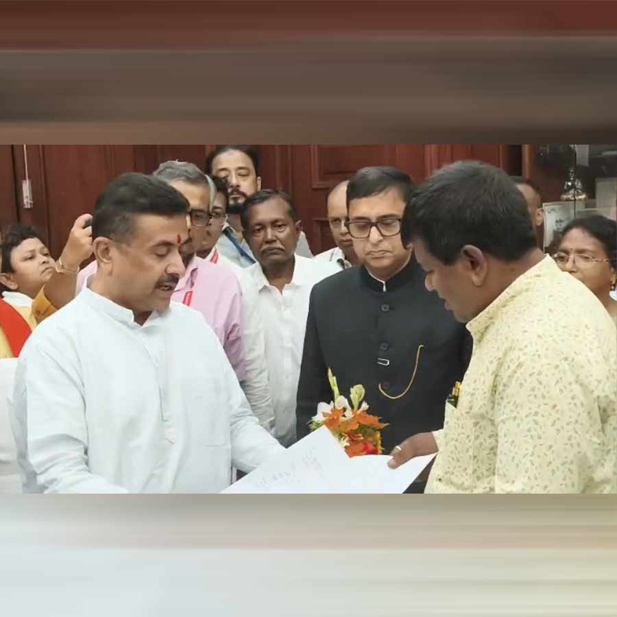 স্পিকারের হাতে নন্দীগ্রামের বিধায়ক হিসেবে পদত্যাগ-পত্র তুলে দিচ্ছেন শুভেন্দু অধিকারী। বিধানসভায়।