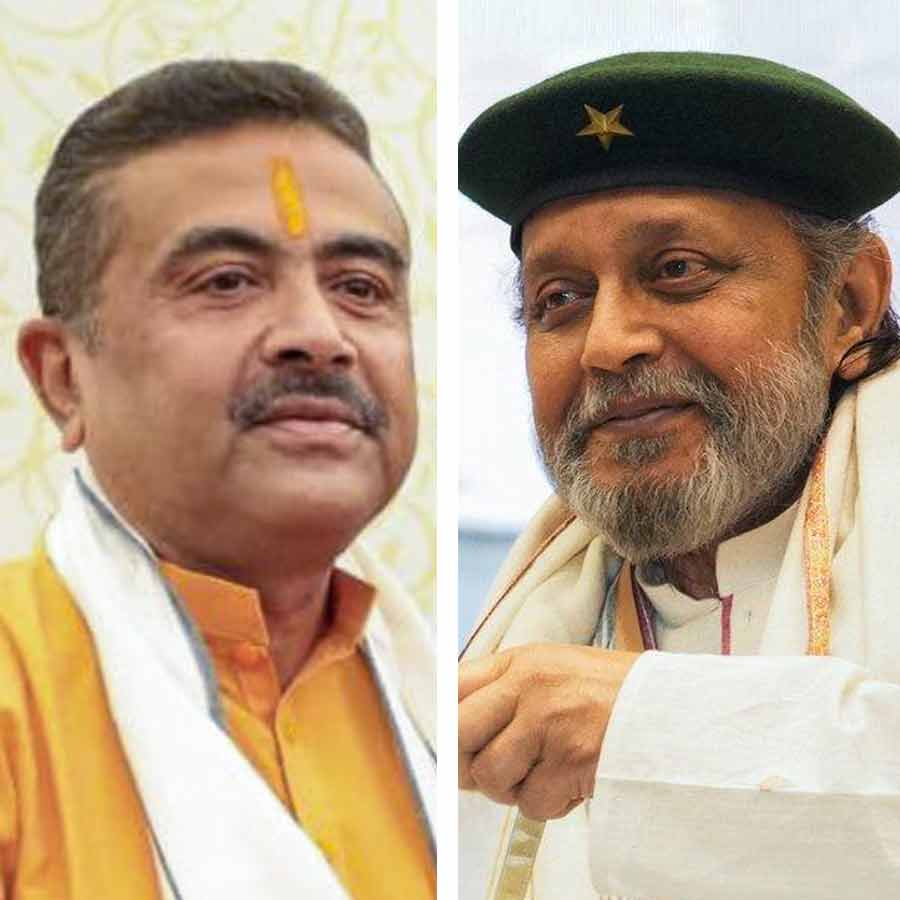 (বাঁ দিকে) মুখ্যমন্ত্রী শুভেন্দু অধিকারী, বিজেপি নেতা মিঠুন চক্রবর্তী (ডান দিকে)।