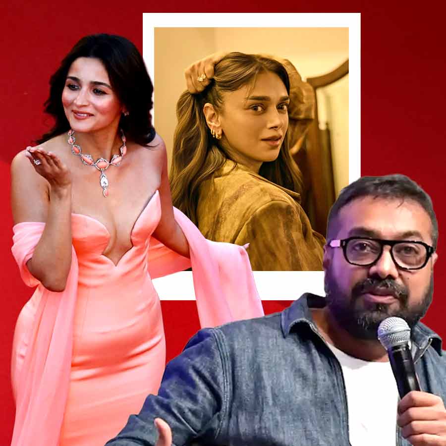 বলিউড তারকাদের লাল গালিচায় হাঁটা নিয়ে ক্ষোভ প্রকাশ অনুরাগের।