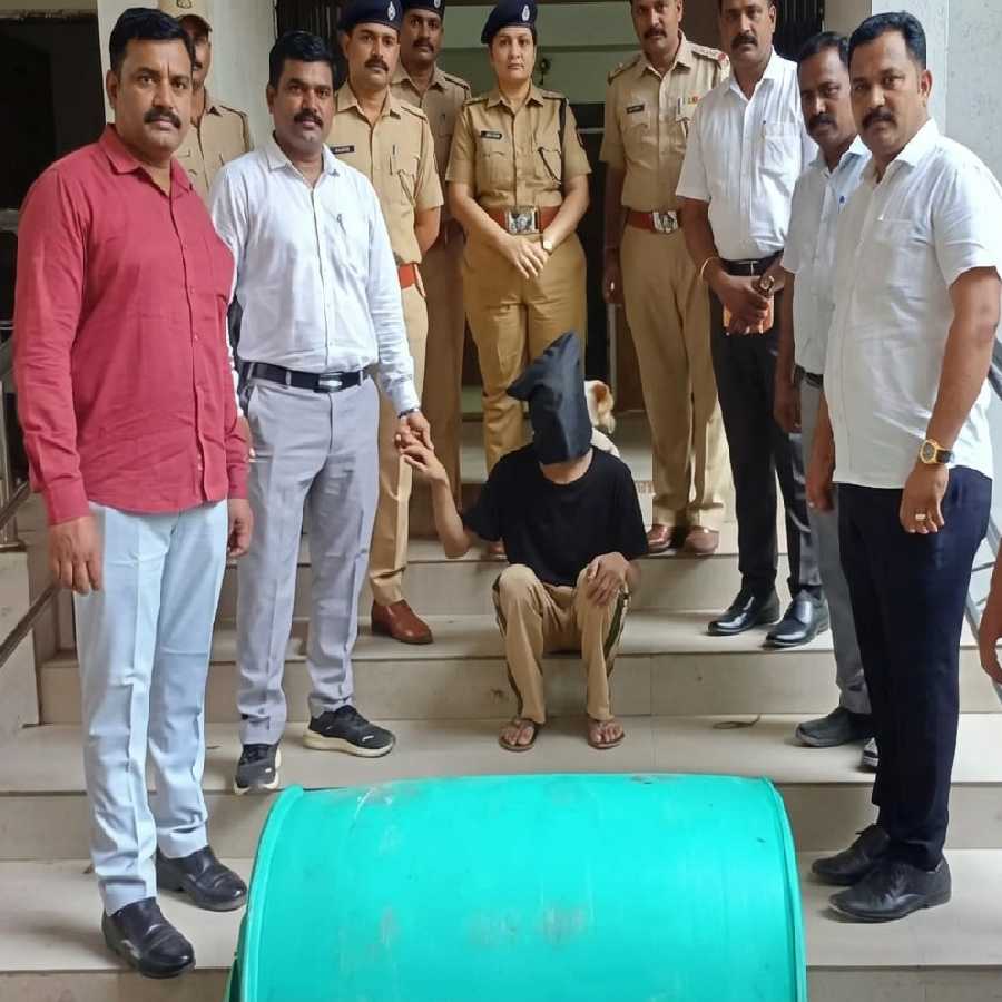 তরুণকে হত্যা করে সবুজ ড্রামে ভরে ফেলে দেওয়ায় অভিযোগে ধৃত।