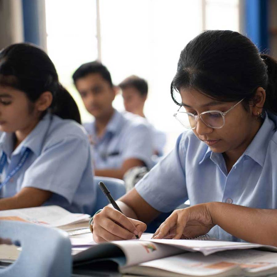 নবম ও দশম পড়ুয়াদের পড়তেই হবে তিনটি ভাষা।