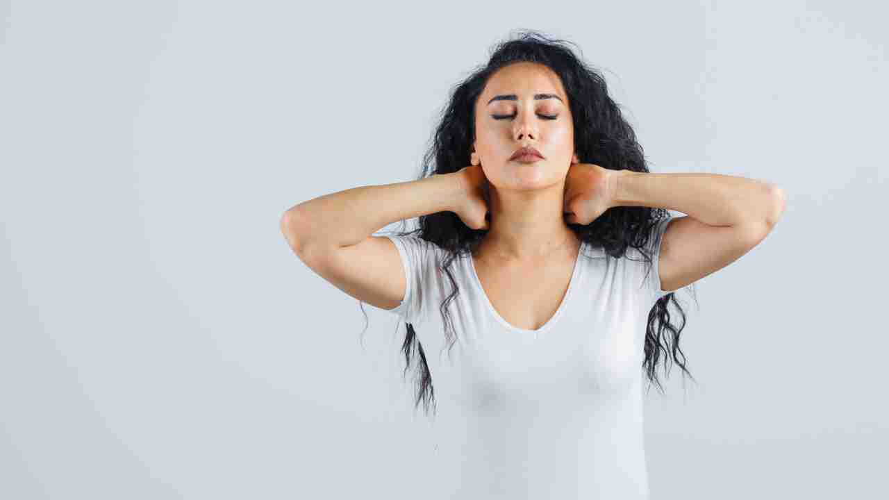 ঘাড়ের ব্যথা কমবে সহজ কিছু স্ট্রেচিংয়ে।