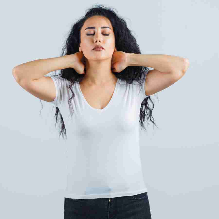 ঘাড়ের ব্যথা কমবে সহজ কিছু স্ট্রেচিংয়ে।