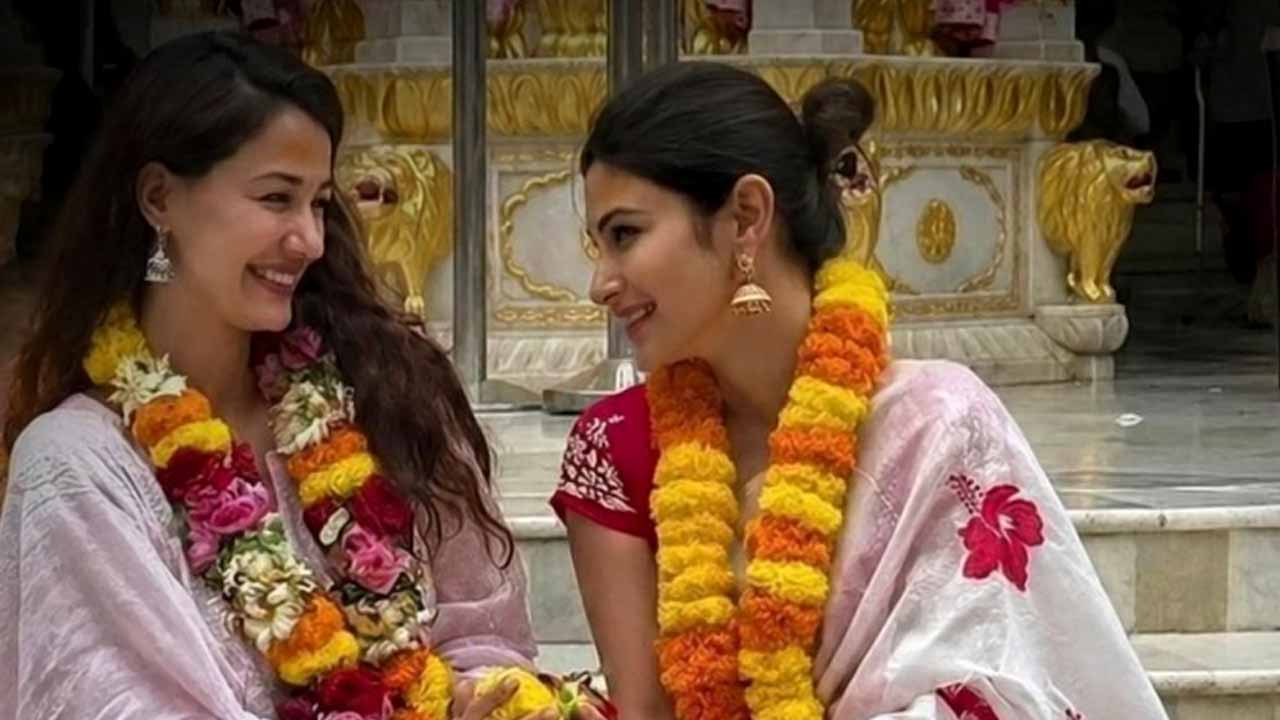 (বাঁ দিকে) দিশা পটানী, (ডান দিকে) মৌনী রায়।