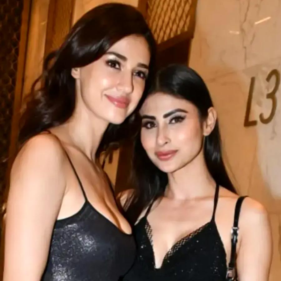 রংমিলান্তি পোশাকে দিশা ও মৌনী।