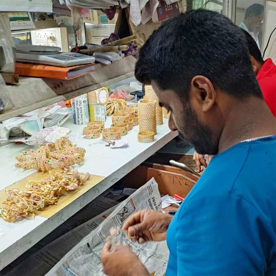 সিঙ্গুরের অপূর্বপুরের একটি কারখানায় ঝুটো গয়না তৈরির কাজ করছেন শিল্পীরা।