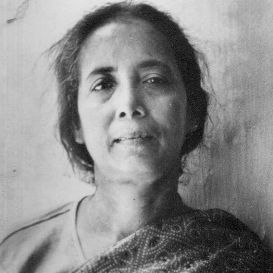 সৃজনশিল্পী: রেবা হোর। ব্যক্তির জীবন ও অস্তিত্বের বিমূর্ত প্রতিফলন ঘটত তাঁর ছবিতে।