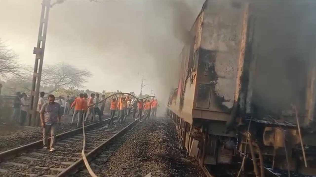 রাজধানী এক্সপ্রেসে আগুন। ছবি: সংগৃহীত।