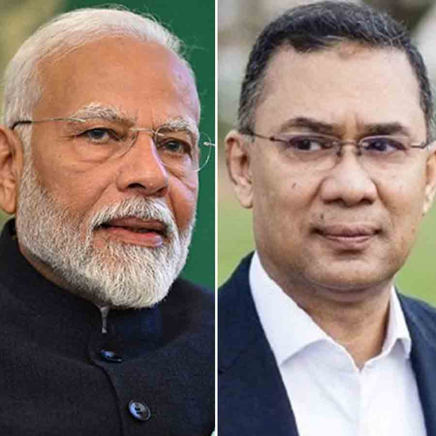 (বাঁ দিকে) ভারতের প্রধানমন্ত্রী নরেন্দ্র মোদী। বাংলাদেশের প্রধানমন্ত্রী তারেক রহমান (ডান দিকে)।