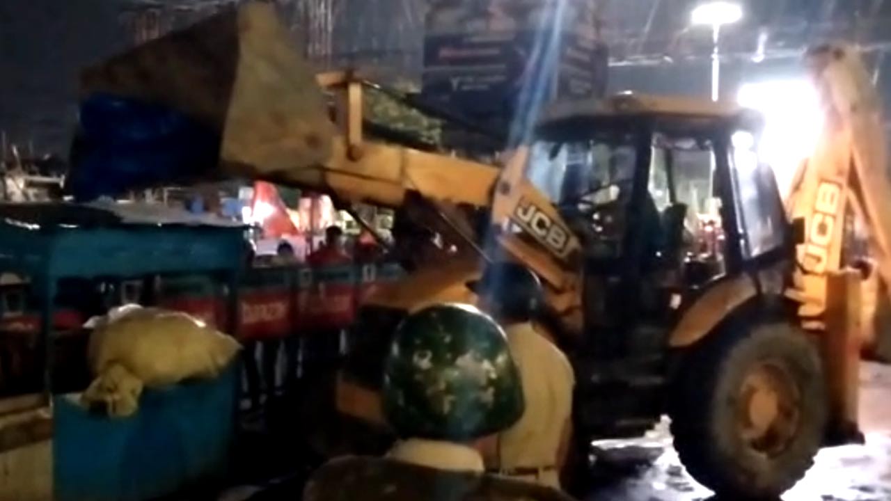 হাওড়া স্টেশনের বাইরে হকার উচ্ছেদ অভিযানে বুলডোজ়ার।