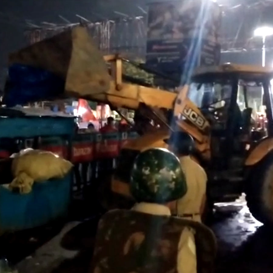 হাওড়া স্টেশনের বাইরে হকার উচ্ছেদ অভিযানে বুলডোজ়ার।
