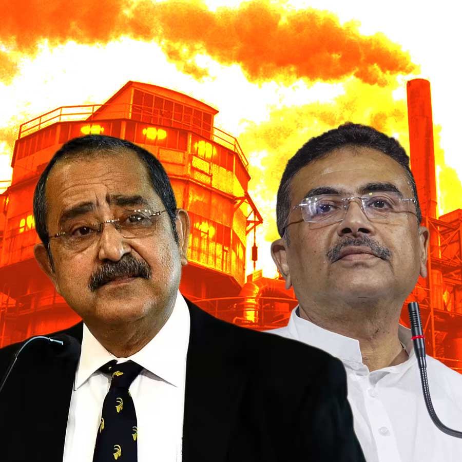 (বাঁ দিকে) নীতি আয়োগের উপাধ্যক্ষ অশোক লাহিড়ি। পশ্চিমবঙ্গের মুখ্যমন্ত্রী শুভেন্দু অধিকারী (ডান দিকে)।