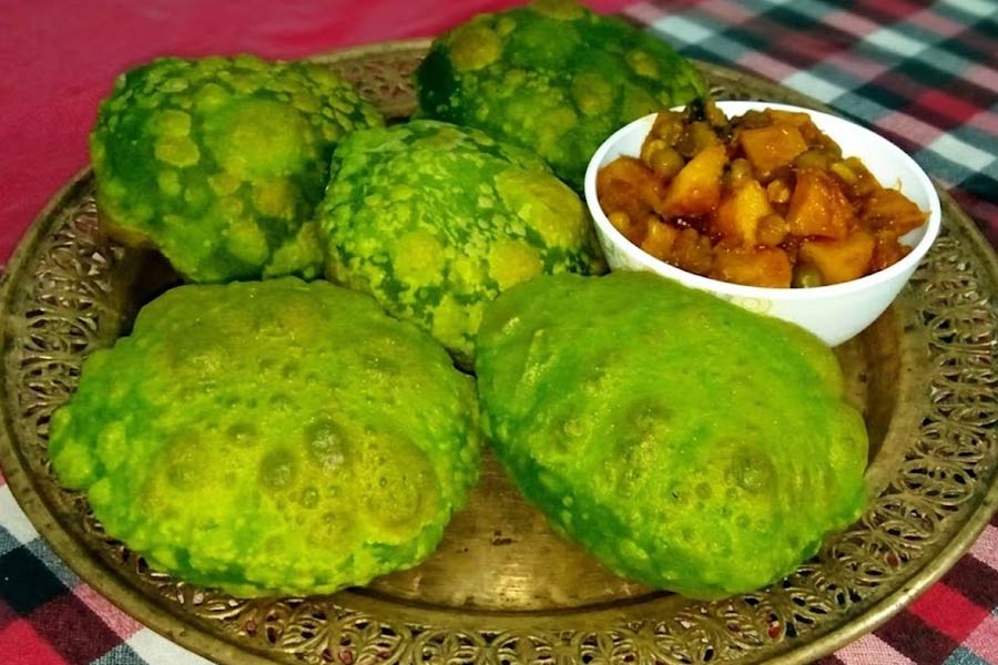 রং দিয়ে নয়, সব্জি দিয়ে বানাতে পারেন সবুজ রঙের লুচি।