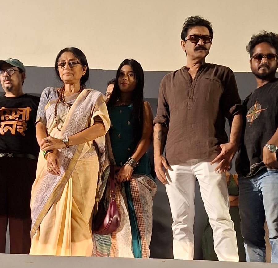 নন্দনে টিম ‘প্রত্যাবর্তন’।