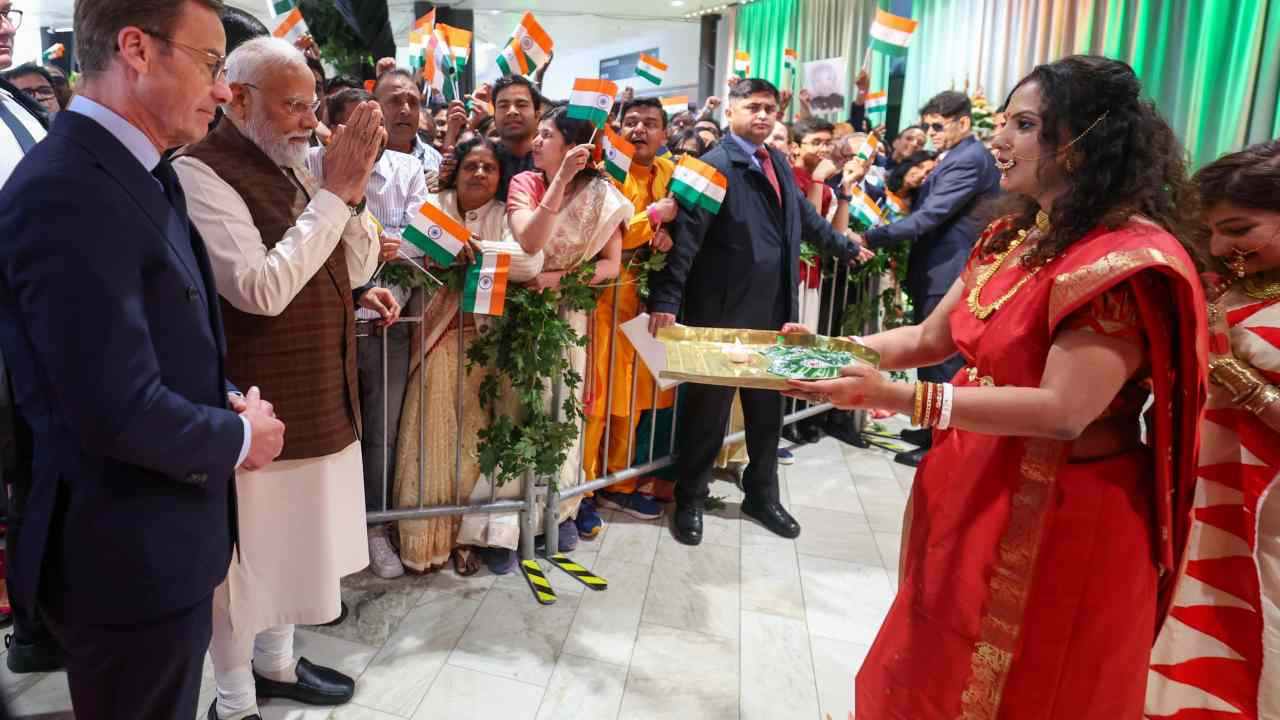 ইউরোপে গিয়ে বাঙালি সংস্কৃতি নিয়ে বার্তা মোদীর! বরণডালায় সুইডেনে স্বাগত প্রধানমন্ত্রীকে, নজরে বাণিজ্য এবং বিনিয়োগ