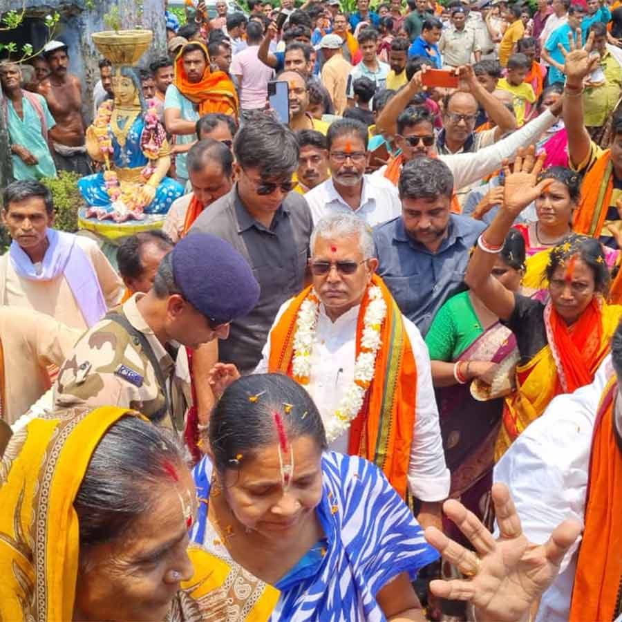 সস্ত্রীক বাড়ি ফিরতেই দিলীপ ঘোষকে ঘিরে উচ্ছ্বাস ঝাড়গ্রামের গোপীবল্লভপুরের কুলিয়না গ্রামে।